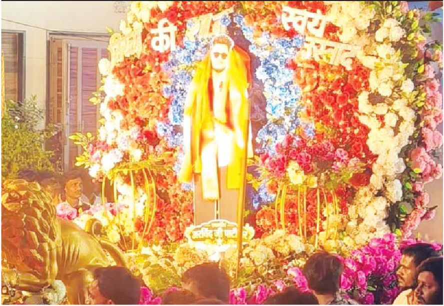 दोस्ती हो तो ऐसी… दिवंगत मित्र अरविन्द को दोस्तों ने अनूठी झांकी बनाकर दी श्रद्धांजलि