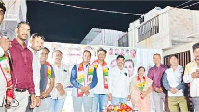 ड्रेनेज लाइन कार्य होने पर पार्षद का सम्मान