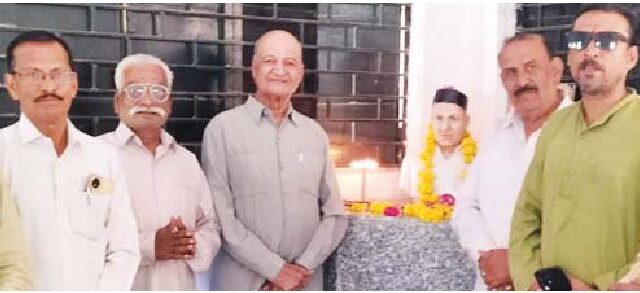 दुबे की पुण्यतिथि पर माल्यार्पण