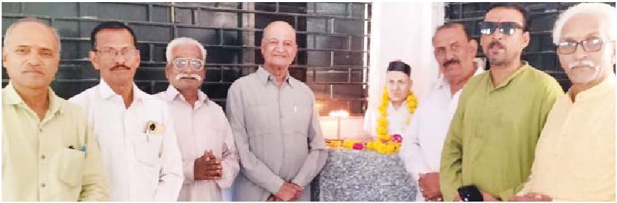 दुबे की पुण्यतिथि पर माल्यार्पण