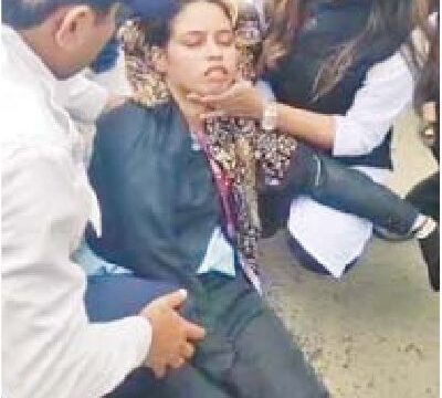 एक्टिवा चालक युवती गिरकर हुई बेसुध, पुलिस ने उपचार के लिए पहुंचाया अस्पताल