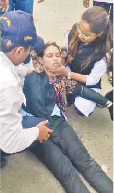 एक्टिवा चालक युवती गिरकर हुई बेसुध, पुलिस ने उपचार के लिए पहुंचाया अस्पताल