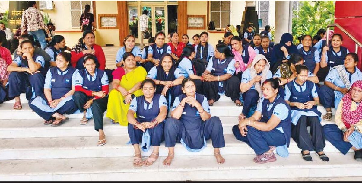 एमवाय में सैलेरी नहीं मिली तो हो गई हड़ताल