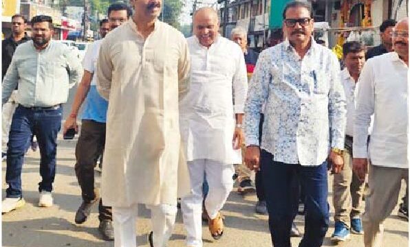 फिर निकली पदाधिकारी और अधिकारी की टीम, झांकी मार्ग का किया दौरा