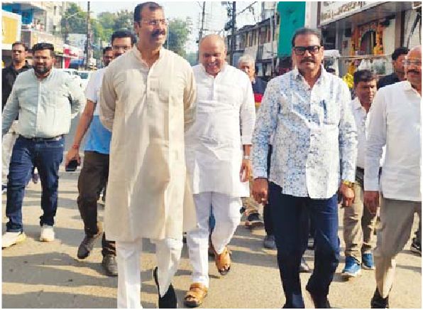 फिर निकली पदाधिकारी और अधिकारी की टीम, झांकी मार्ग का किया दौरा