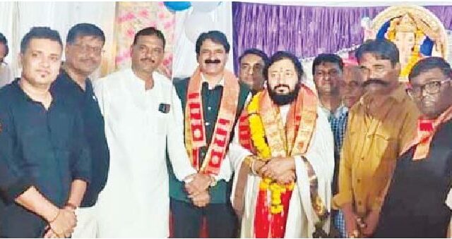 गणपति बाबा की आराधना में पहुंचे कांग्रेसी