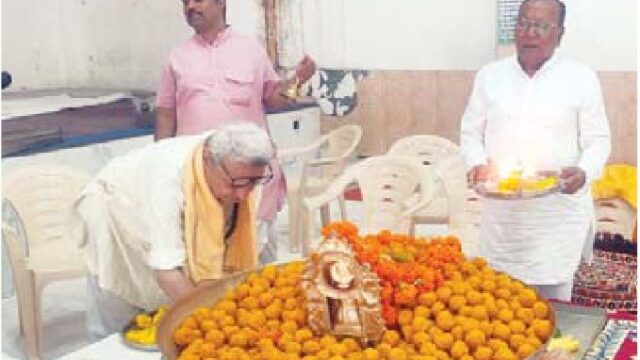 गणेश प्रतिमाओं का वितरण