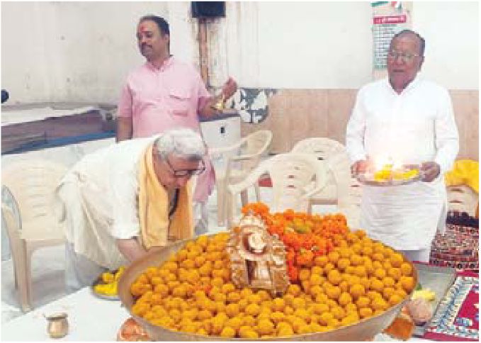 गणेश प्रतिमाओं का वितरण