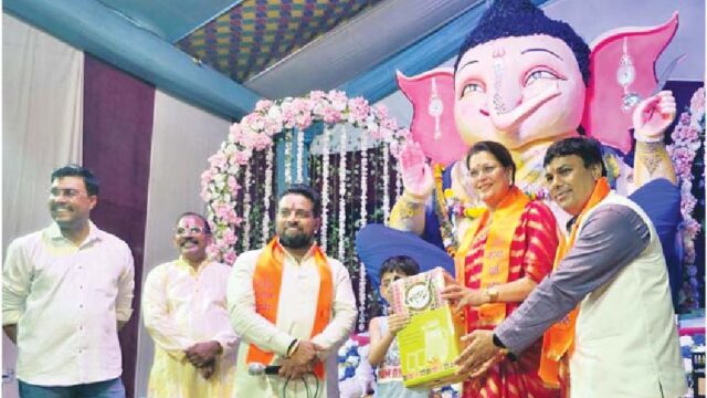 गणेशजी की आरती में पहुंचे राजनेता