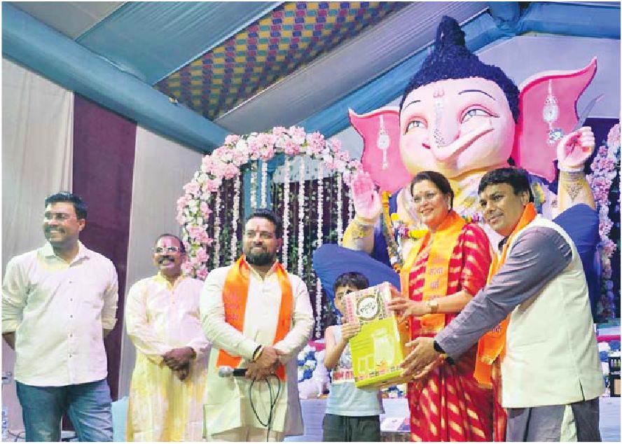 गणेशजी की आरती में पहुंचे राजनेता