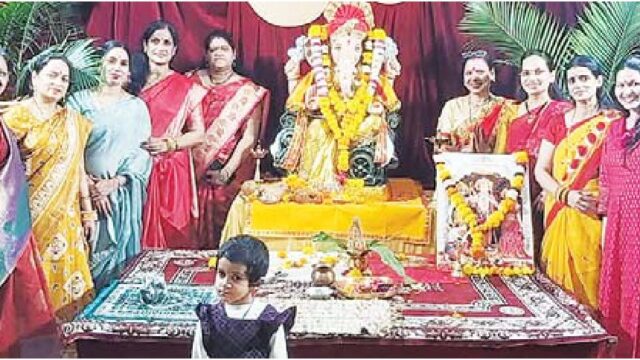 गणेशजी की आरती के बाद प्रसाद का वितरण