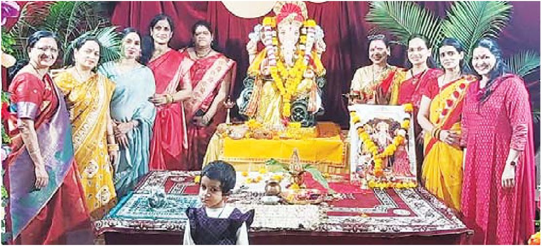 गणेशजी की आरती के बाद प्रसाद का वितरण