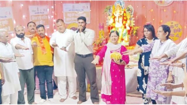 गणेशजी के भक्तों को मिले प्लास्टिक के बदले पौधे
