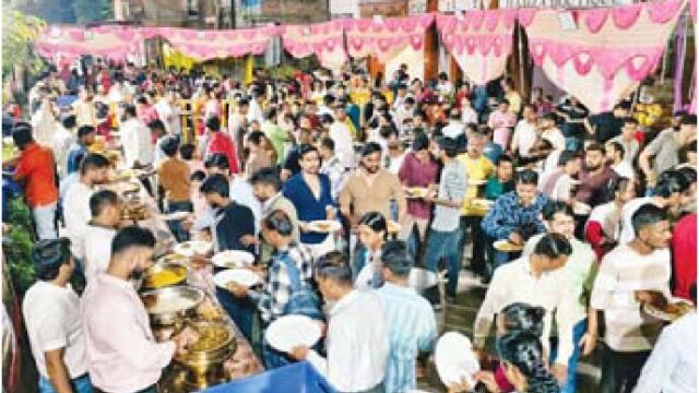 गणेशजी के पंडाल में भजन संध्या