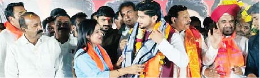 गौरव वर्मा को बधाई देने प्रदेश महिला कांग्रेस अध्यक्ष पहुंची