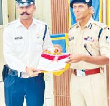 घायल महिला को उपचार दिलाने वाले आरक्षक का सम्मान