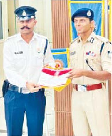 घायल महिला को उपचार दिलाने वाले आरक्षक का सम्मान