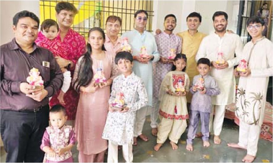 गोयल परिवार के बच्चे भी पहुंचे बप्पा को लेने