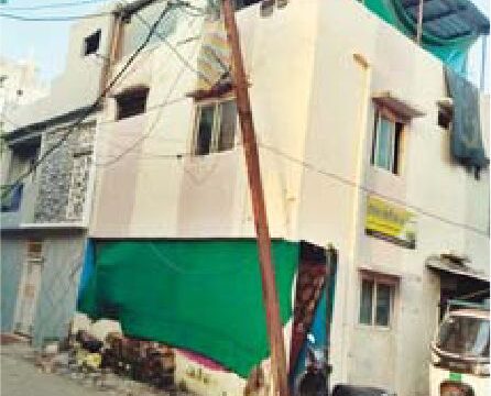 ग्रीन पार्क में टेढ़ा खंभा दे रहा है हादसे को न्योता