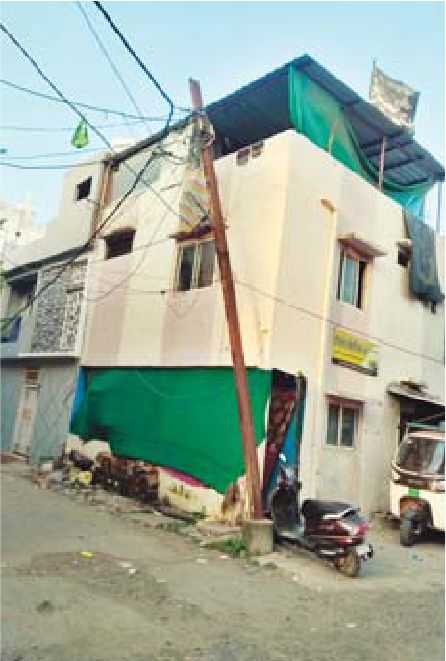 ग्रीन पार्क में टेढ़ा खंभा दे रहा है हादसे को न्योता