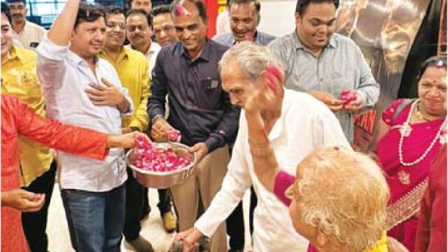 हनुमान अंश देखने आए बुजुर्गो पर बरसाए फूल