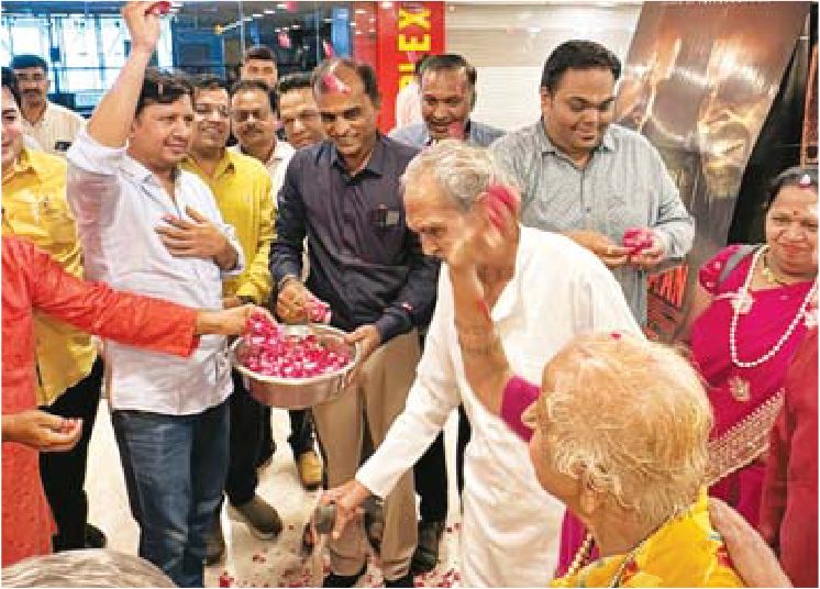 हनुमान अंश देखने आए बुजुर्गो पर बरसाए फूल