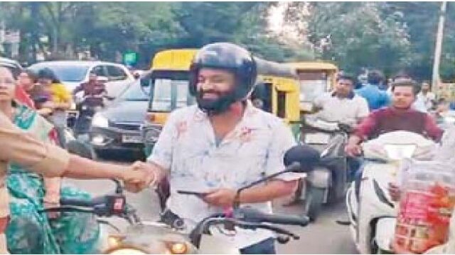 हेलमेट पहनने वालों ने किया नहीं पहनने वालों को जागरूक