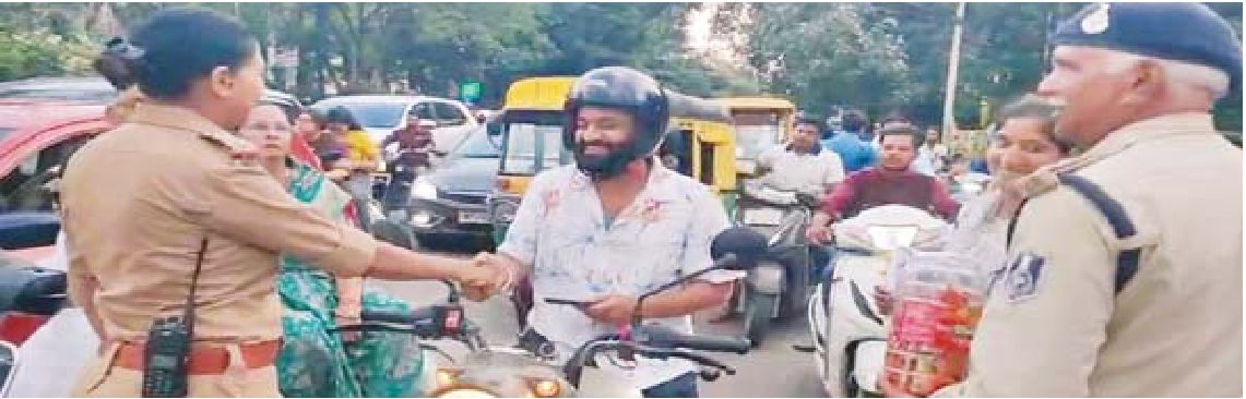 हेलमेट पहनने वालों ने किया नहीं पहनने वालों को जागरूक