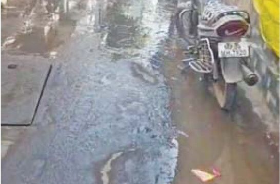 हिना कालोनी में रोड पर ड्रेनेज का गंदा पानी