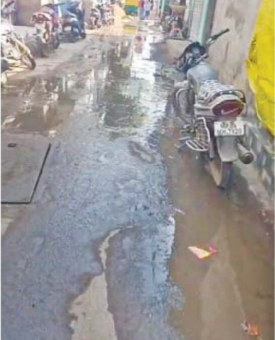 हिना कालोनी में रोड पर ड्रेनेज का गंदा पानी