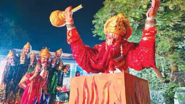 इंदौर (सिटी ब्लास्ट प्रतिनिधि)। आज शुक्रवार की रात में रतजगा होगा 103 साल पुरानी परम्परा आज भी कलाकारों की मेहनत पर झांकी देखने वाले की निगाह बरकरार रहेगी। रात भर आज झांकियों का कारवां भंडारी मिल से शुरू हो कर शहर के मध्य पहुंचकर भ्रमण करते हुए सुबह वापस अपने-अपने स्थान पर यह झांकियां पहुंचेगी। खजरा
