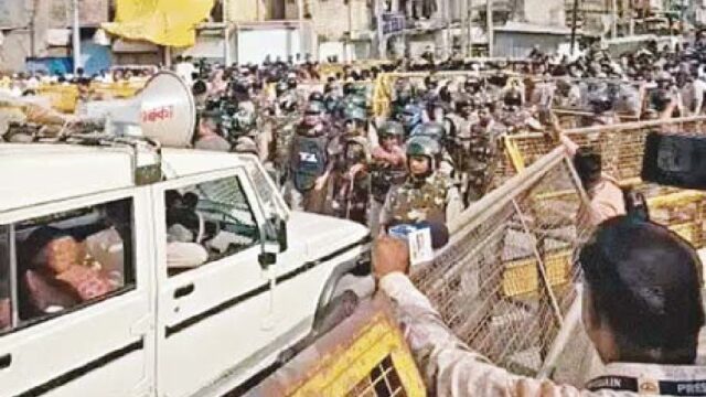 ©’जैन में मस्जिद का हिस्सा तोड़ने के विरोध में पथराव