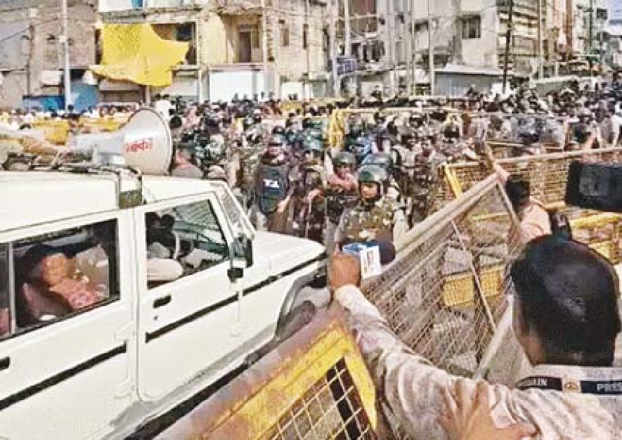 ©’जैन में मस्जिद का हिस्सा तोड़ने के विरोध में पथराव