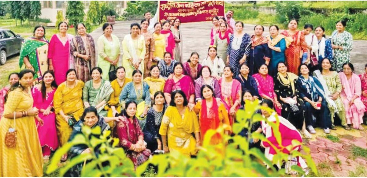 जैन महिलाओं ने की मांडव यात्रा