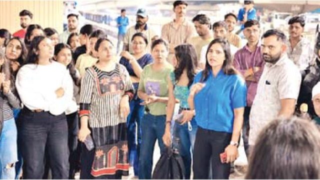 जलभराव के बीच छात्रों से की पूर्व विधायक ने मुलाकात