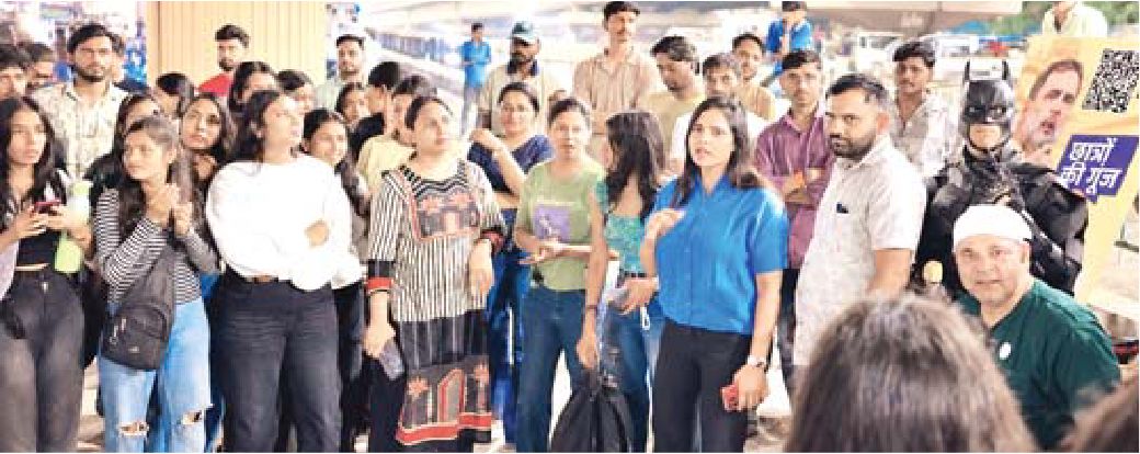 जलभराव के बीच छात्रों से की पूर्व विधायक ने मुलाकात