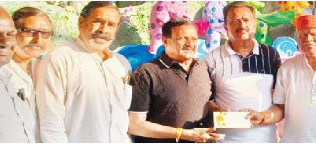 झांकी के लिए दिए चेक