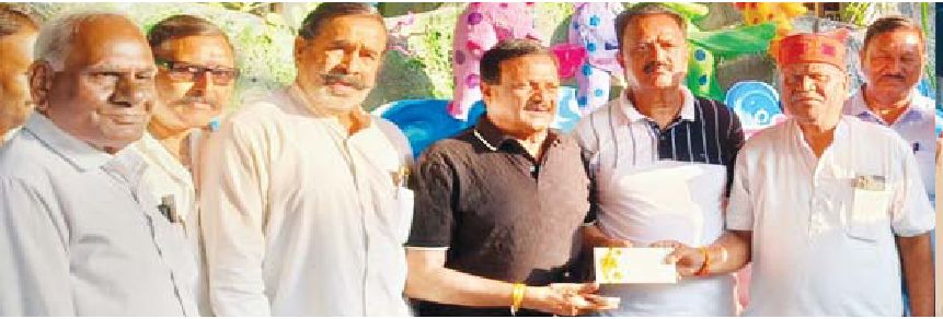 झांकी के लिए दिए चेक