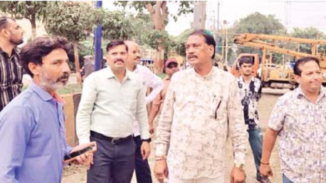 झांकी मार्ग पर कार्यकारी महापौर भी निकले