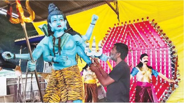 झांकियों का निर्माण शुरू… पुतलों पर हो रहा रंगरोगन