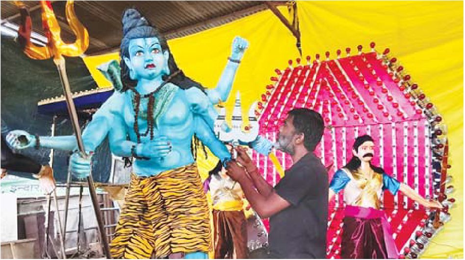 झांकियों का निर्माण शुरू… पुतलों पर हो रहा रंगरोगन
