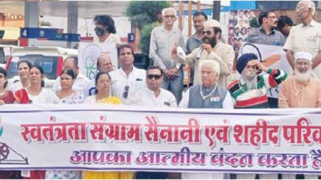 कांग्रेसी रहे जयंती पर माल्यार्पण करने में मौजूद