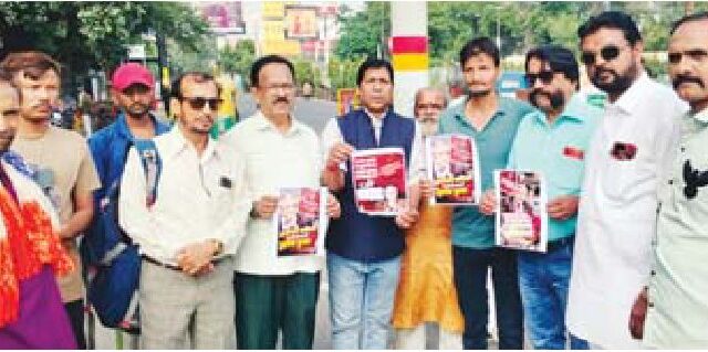 कांग्रेसियों ने ज्ञानेश कुमार के पोस्टर पर पोती कालिख इस्तीफे की मांग को लेकर पुते पोस्टर भी जला दिए