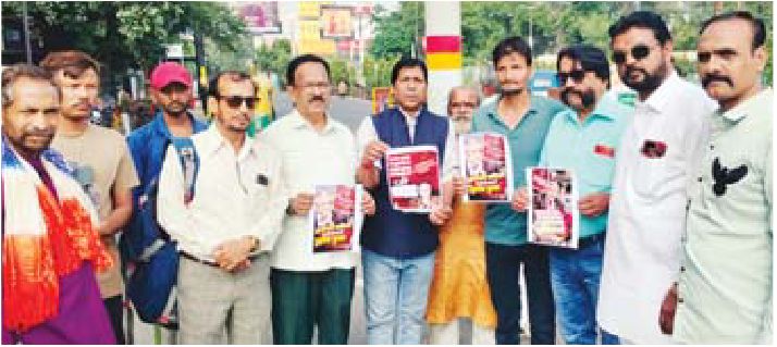 कांग्रेसियों ने ज्ञानेश कुमार के पोस्टर पर पोती कालिख इस्तीफे की मांग को लेकर पुते पोस्टर भी जला दिए
