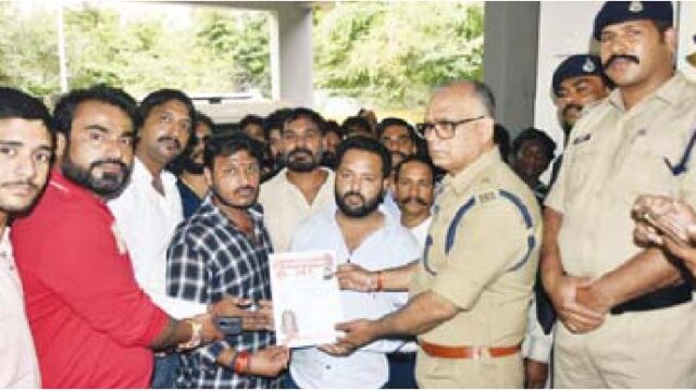 करणी ने प्रदर्शन कर पुलिस को दिया ज्ञापन