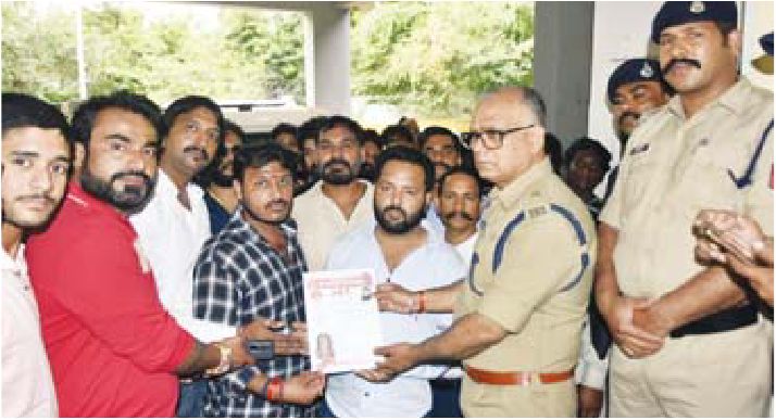 करणी ने प्रदर्शन कर पुलिस को दिया ज्ञापन