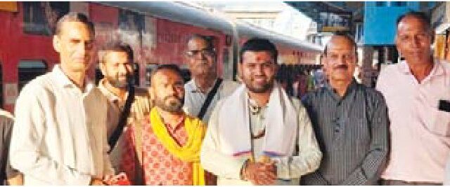 कथा के लिए श्रद्धालु हुए शुकताल रवाना