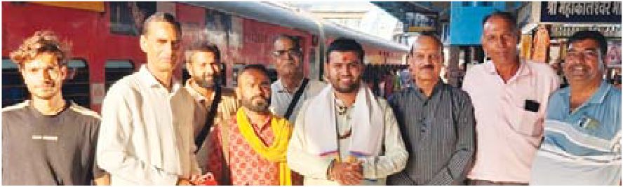 कथा के लिए श्रद्धालु हुए शुकताल रवाना