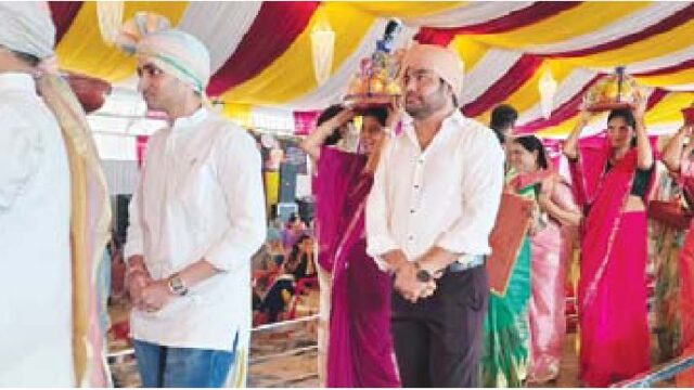 केशरी वाटिका में पहुंच रहे हैं जैन समाजजन