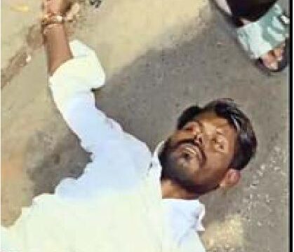 खडे रहकर आंखों से देखा इलाज